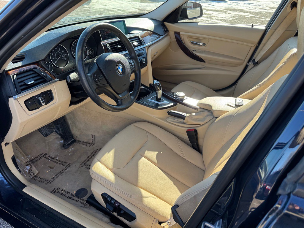 2014 BMW 3 Series Image 17