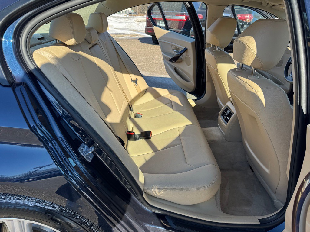 2014 BMW 3 Series Image 23