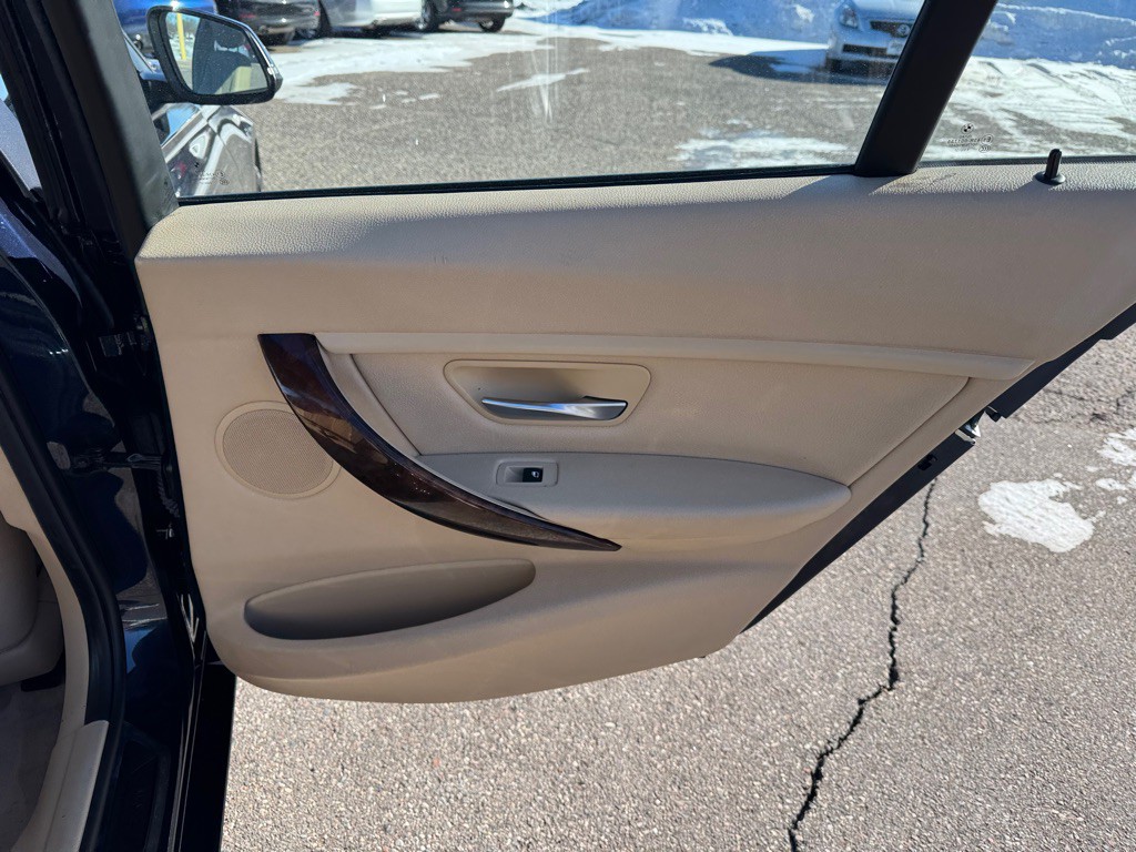 2014 BMW 3 Series Image 25