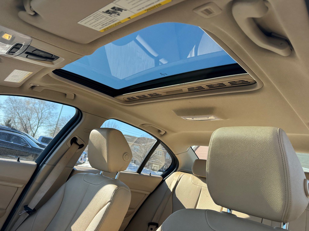 2014 BMW 3 Series Image 32