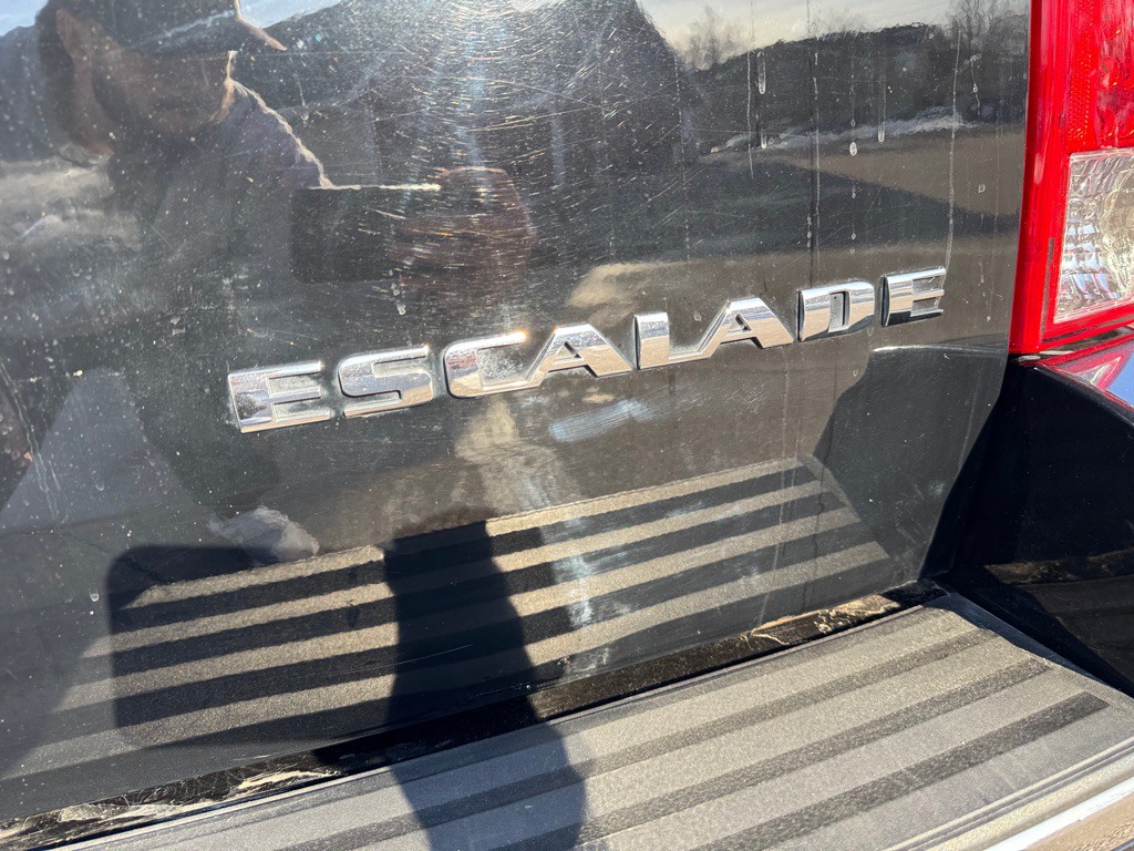 2011 Cadillac Escalade Image 14