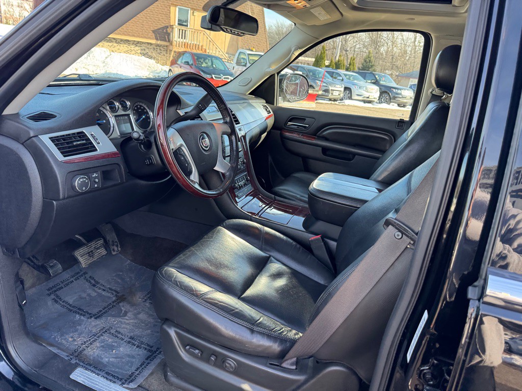 2011 Cadillac Escalade Image 16