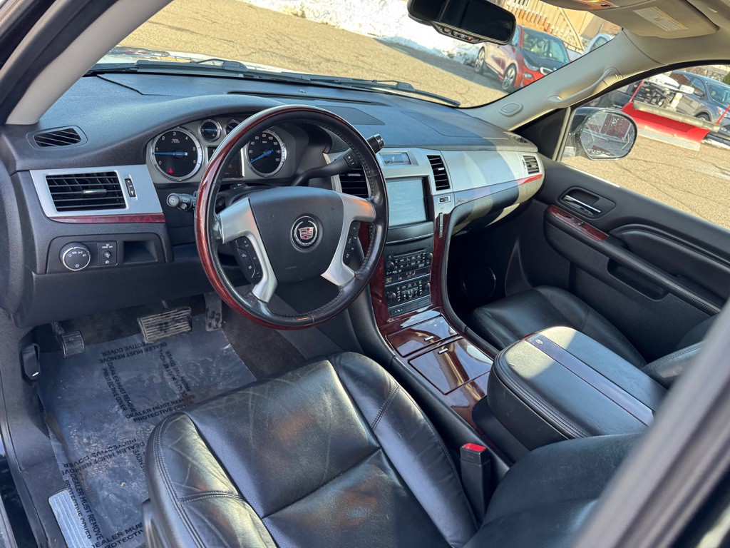 2011 Cadillac Escalade Image 17