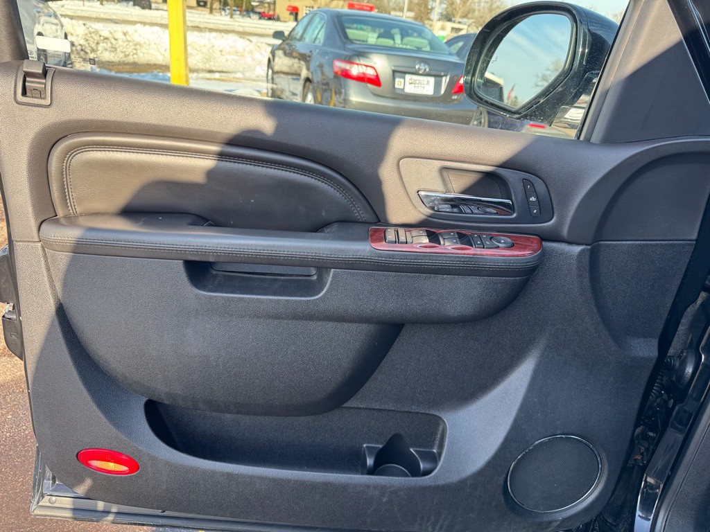 2011 Cadillac Escalade Image 18