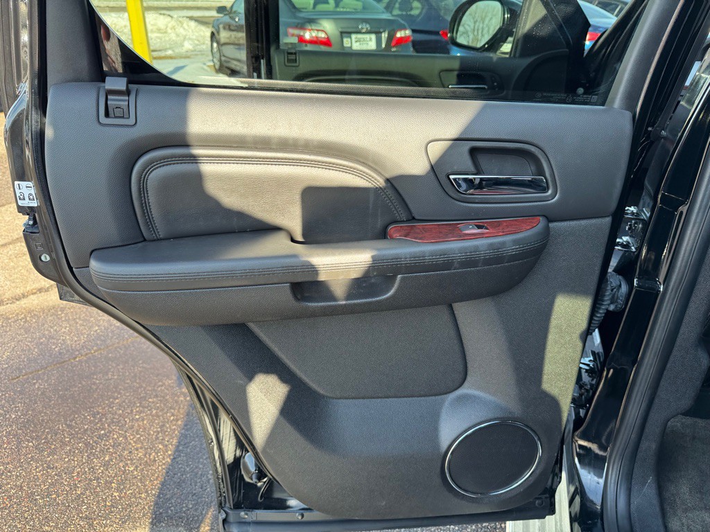 2011 Cadillac Escalade Image 21