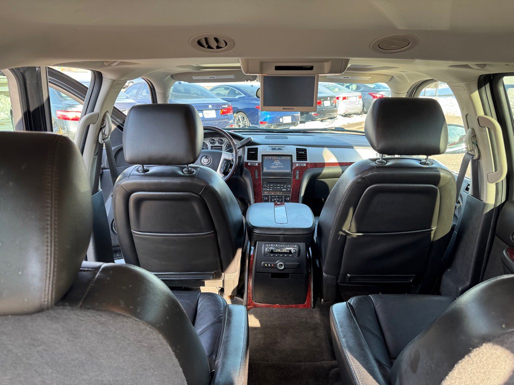 2011 Cadillac Escalade Image 24