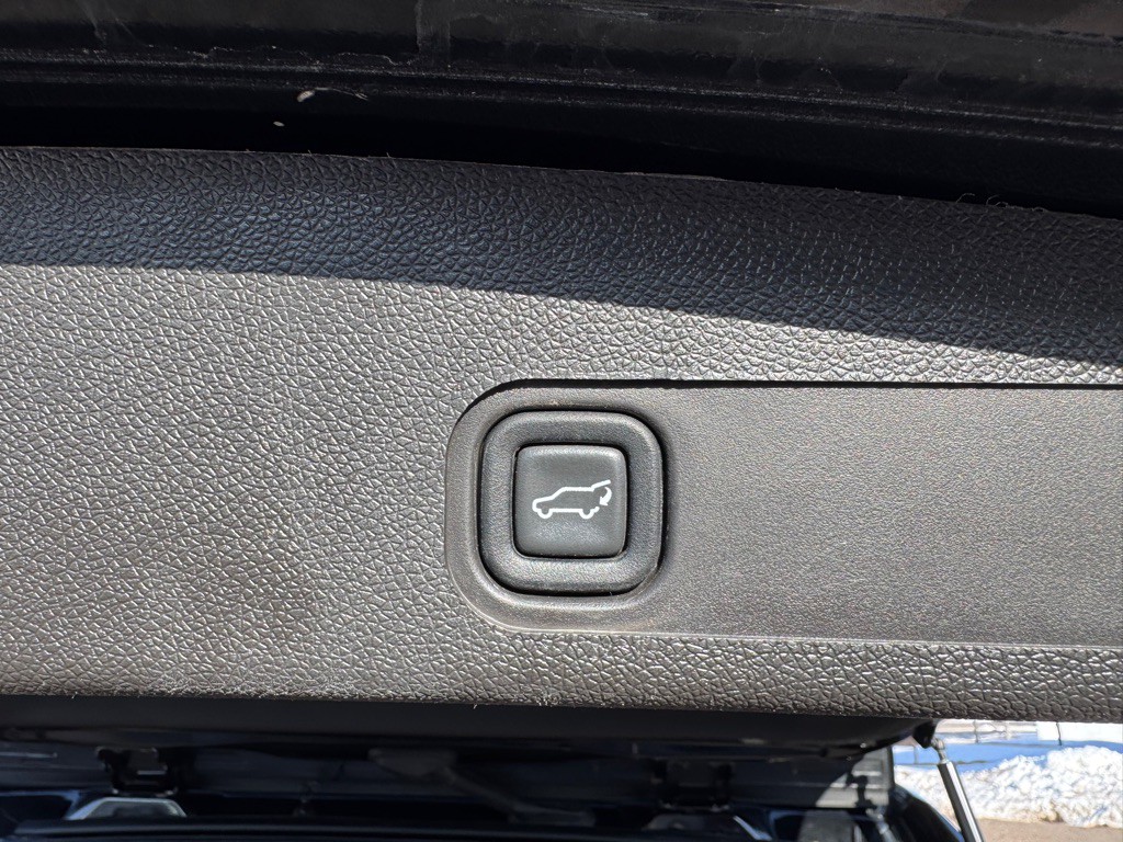 2011 Cadillac Escalade Image 25