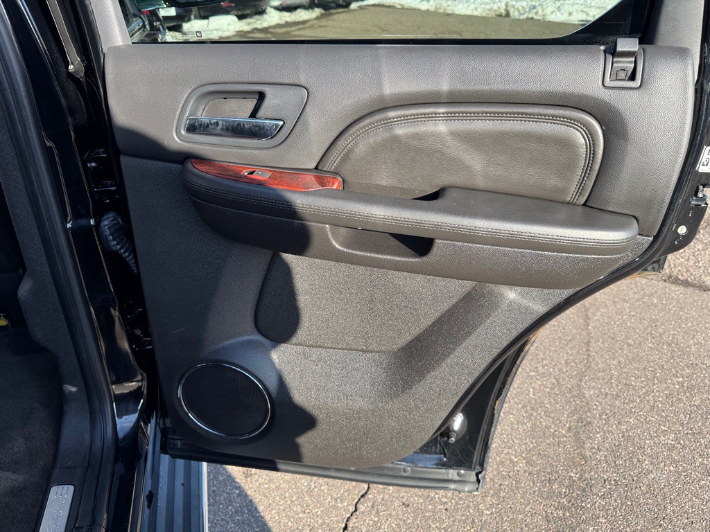 2011 Cadillac Escalade Image 28