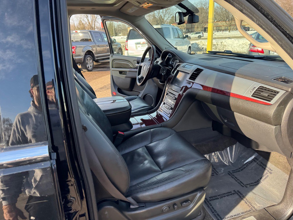 2011 Cadillac Escalade Image 30