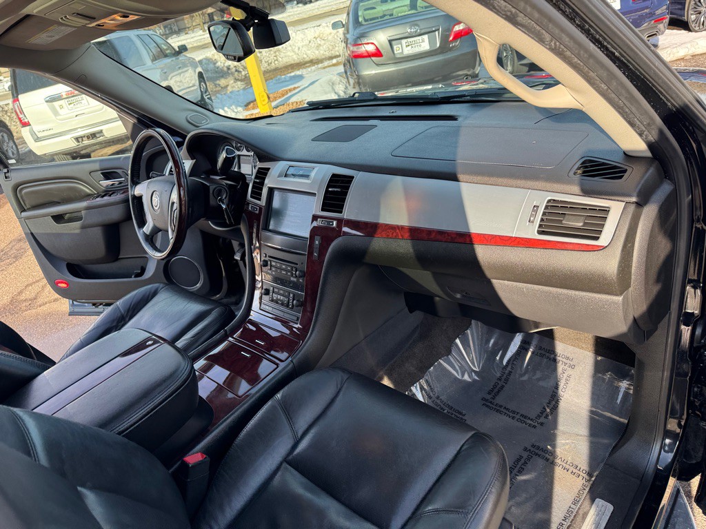 2011 Cadillac Escalade Image 31