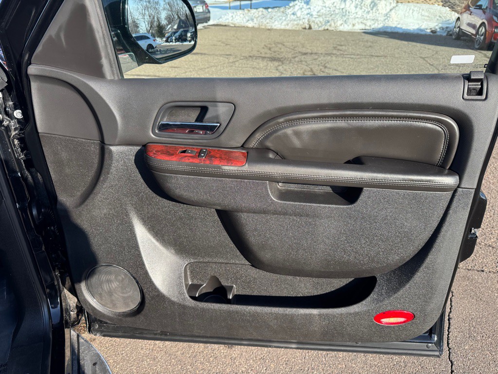 2011 Cadillac Escalade Image 32