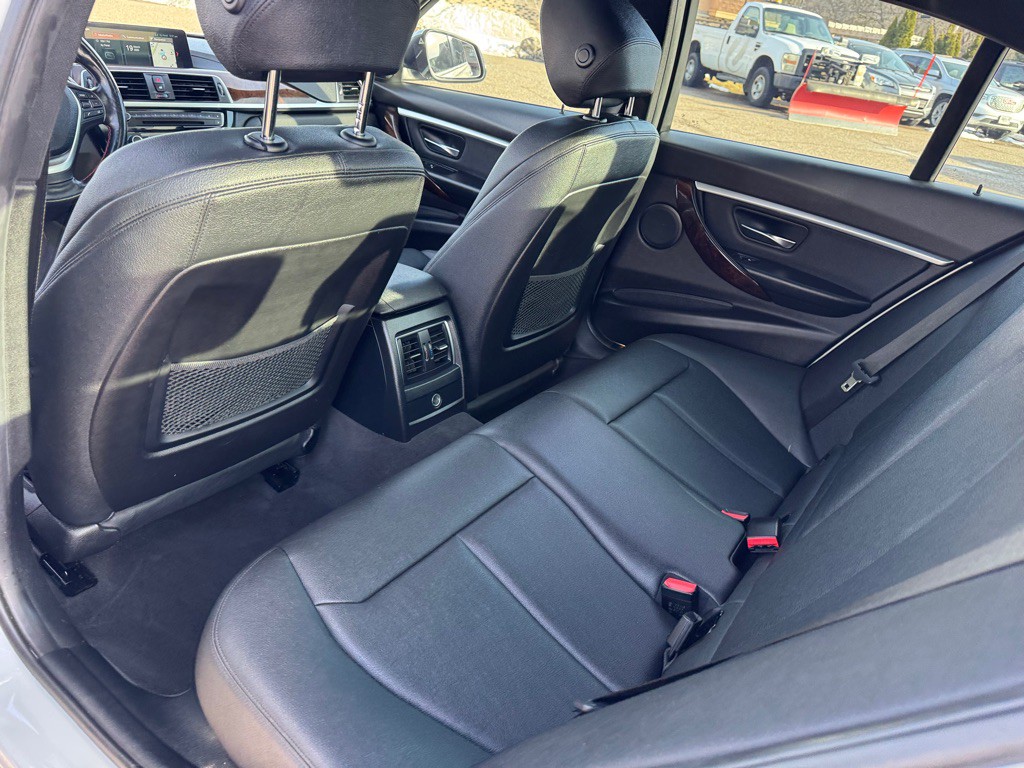 2018 BMW 3 Series Image 21