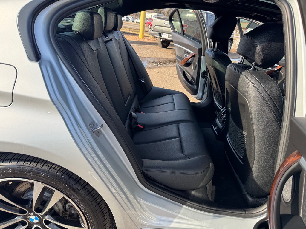 2018 BMW 3 Series Image 24