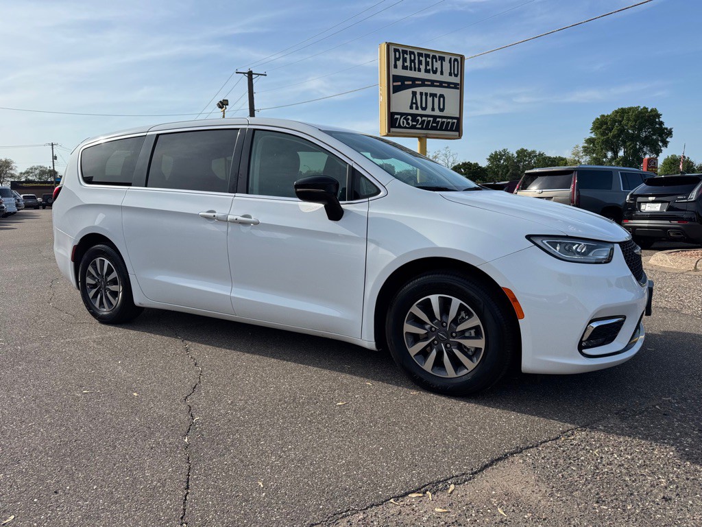2024 Chrysler Pacifica Image 2
