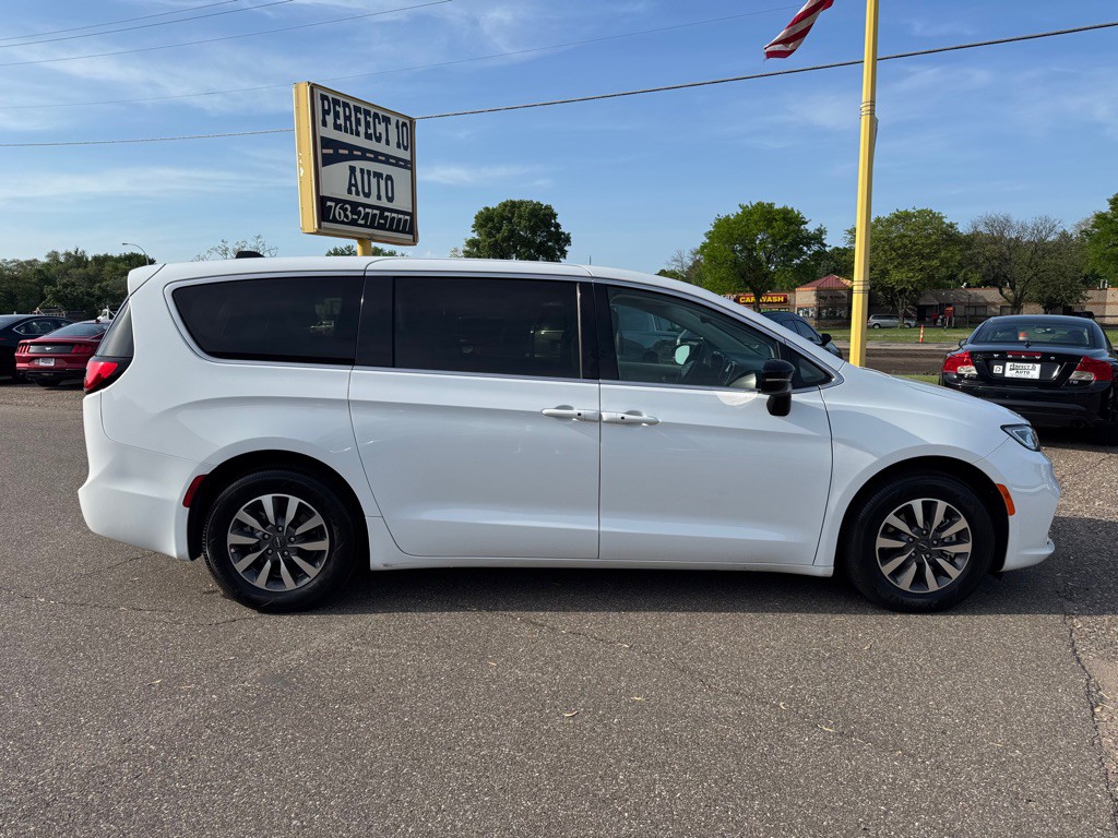 2024 Chrysler Pacifica Image 3