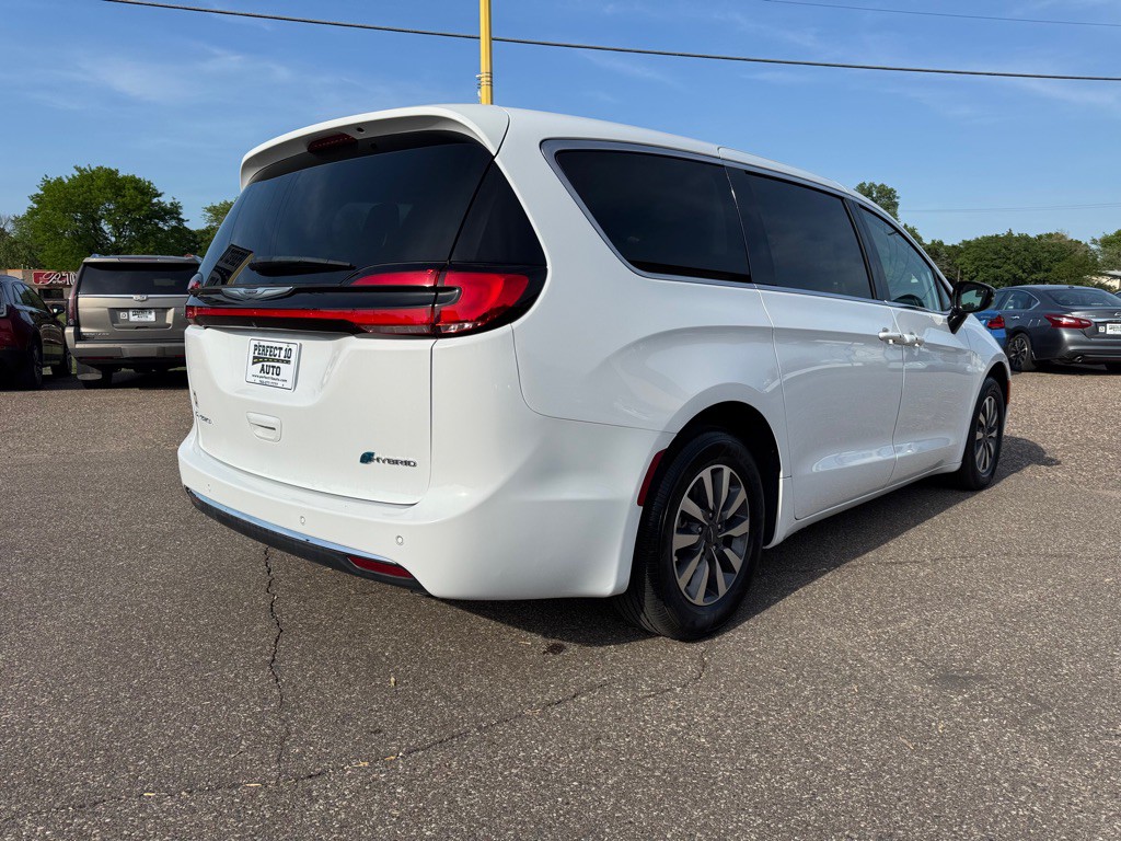 2024 Chrysler Pacifica Image 4