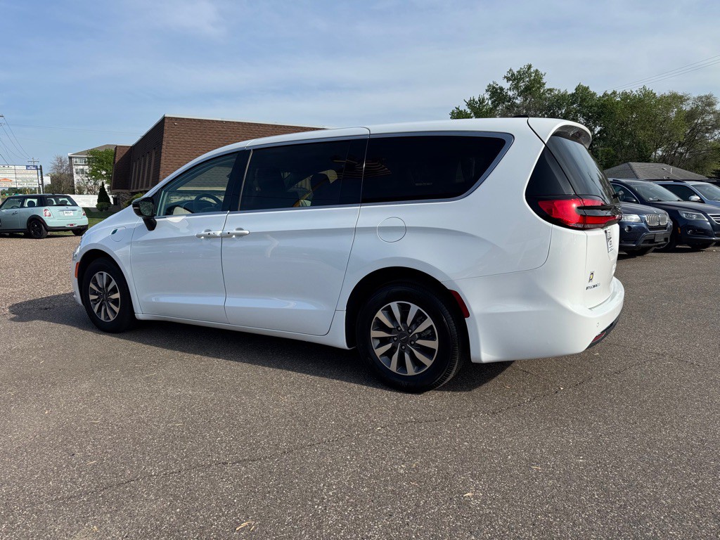2024 Chrysler Pacifica Image 8