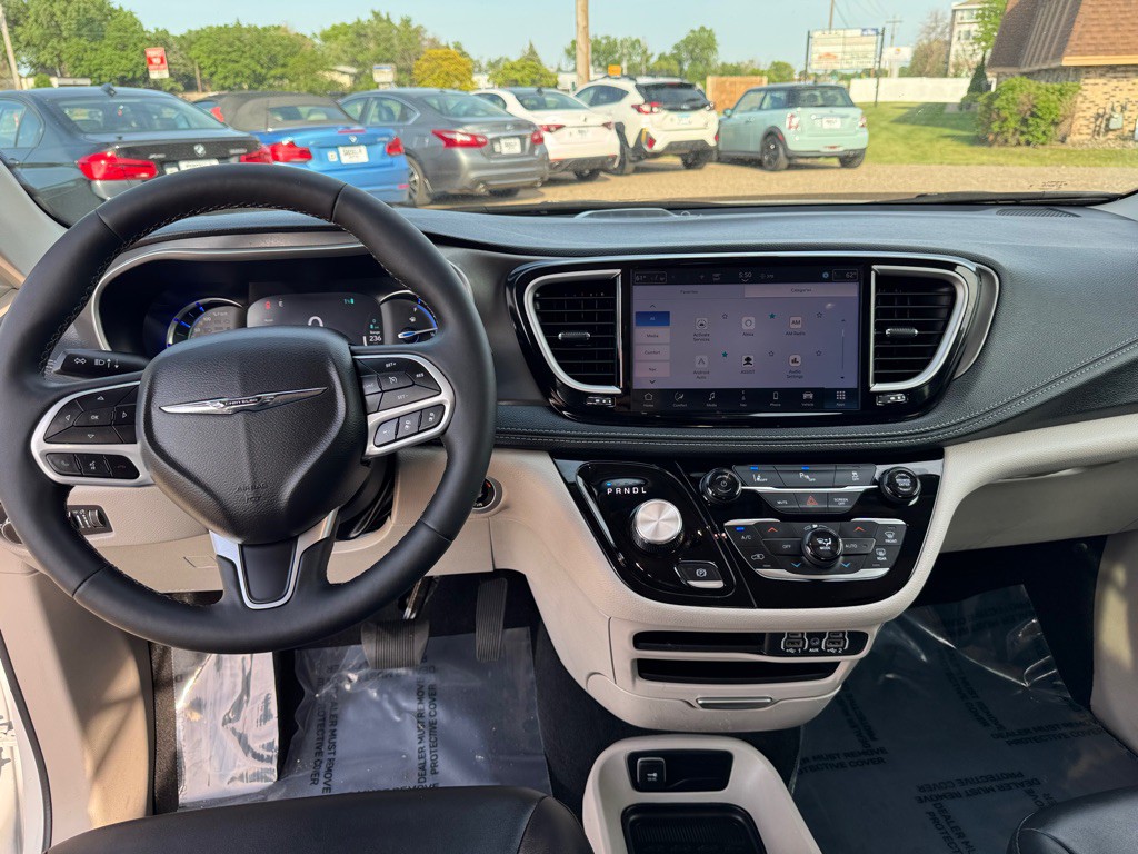 2024 Chrysler Pacifica Image 38
