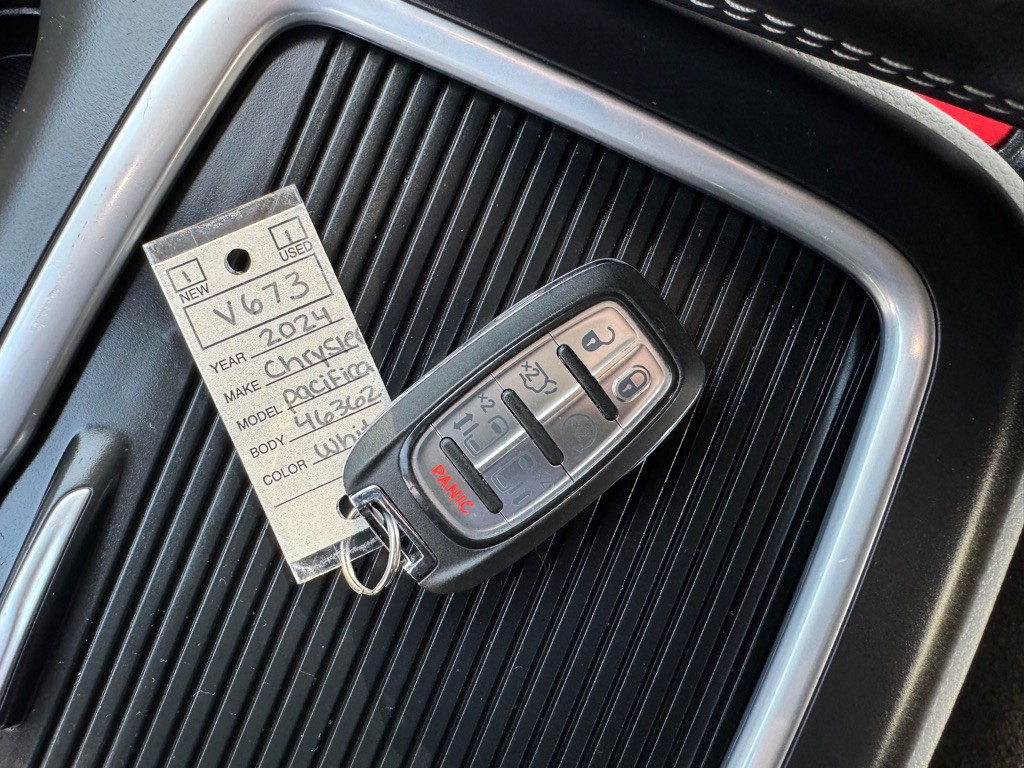 2024 Chrysler Pacifica Image 39