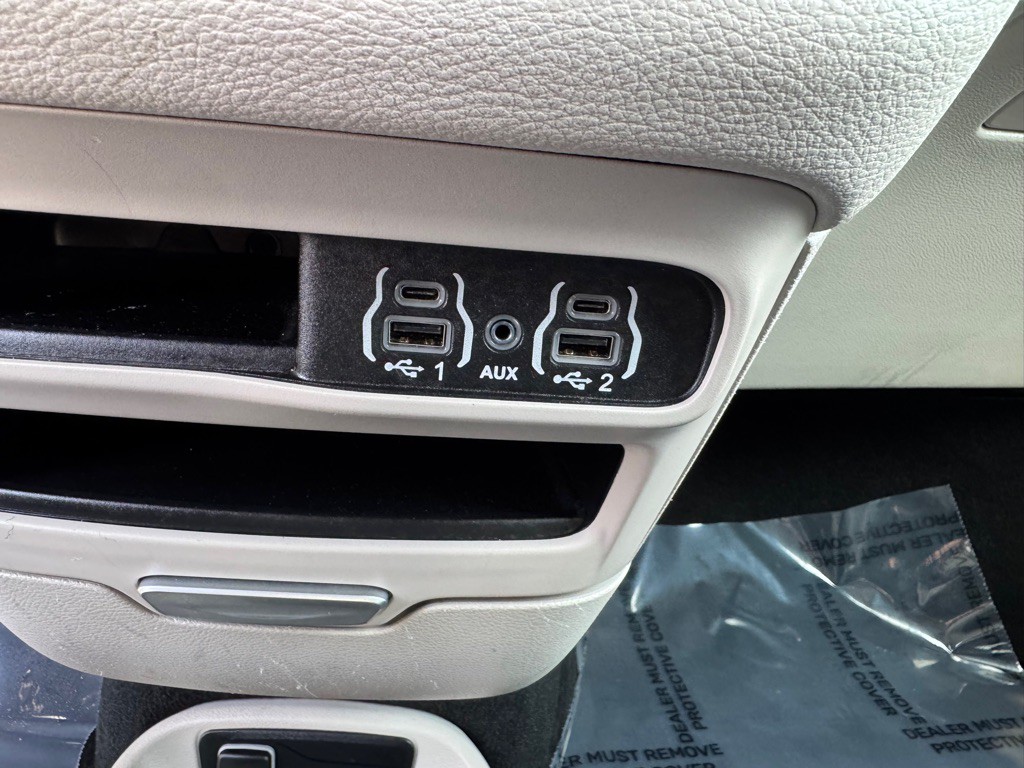 2024 Chrysler Pacifica Image 40