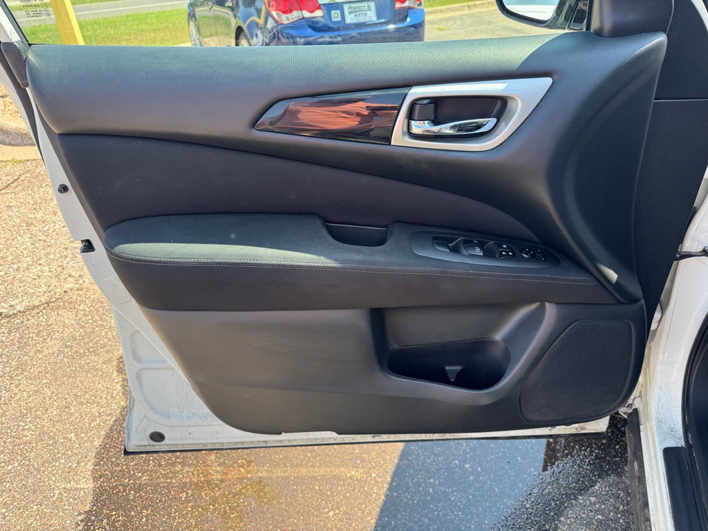 2017 Nissan Pathfinder Image 16