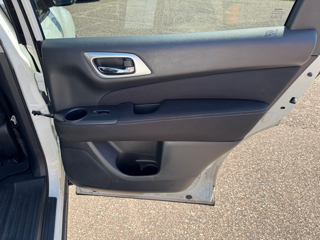 2017 Nissan Pathfinder Image 24