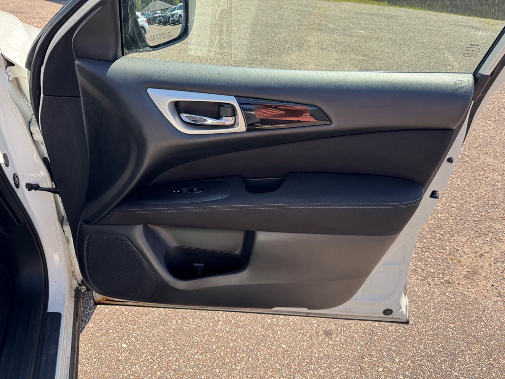 2017 Nissan Pathfinder Image 28