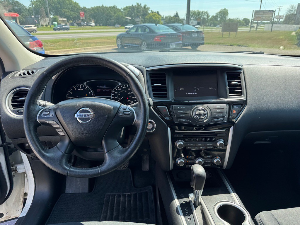 2017 Nissan Pathfinder Image 31