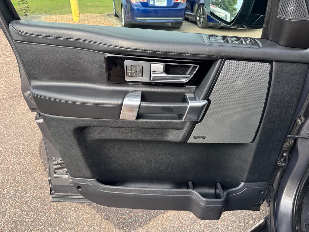 2016 Land Rover LR4 Image 16