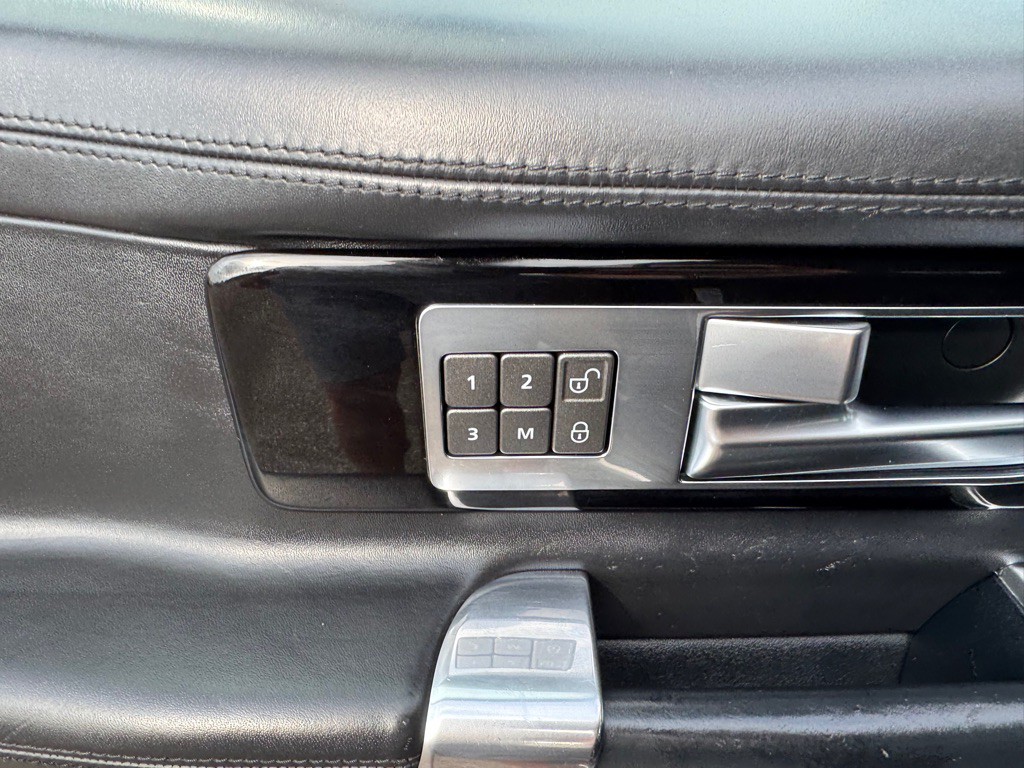 2016 Land Rover LR4 Image 17