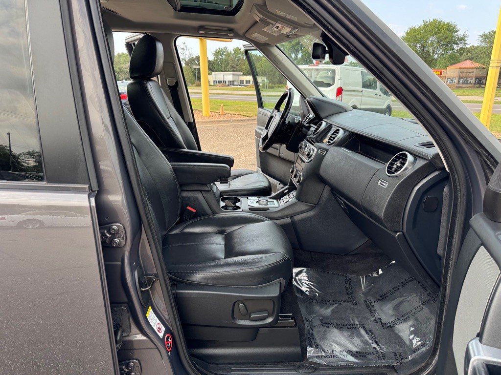 2016 Land Rover LR4 Image 28