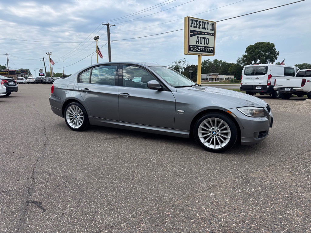 2011 BMW 3 Series Image 2