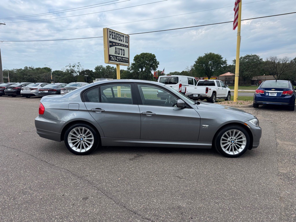 2011 BMW 3 Series Image 3