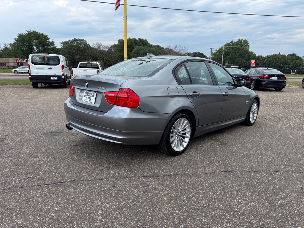 2011 BMW 3 Series Image 4