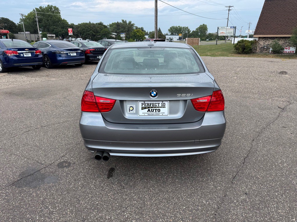 2011 BMW 3 Series Image 6