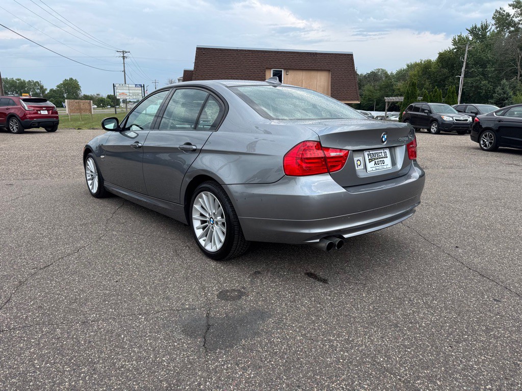2011 BMW 3 Series Image 7