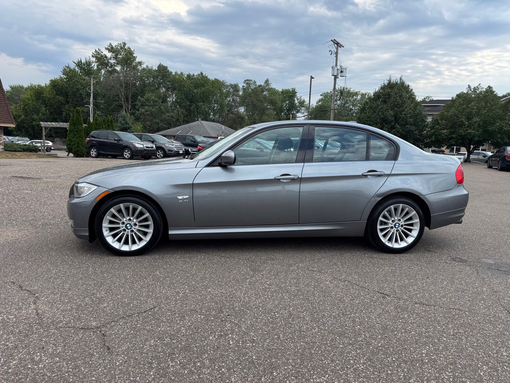 2011 BMW 3 Series Image 9