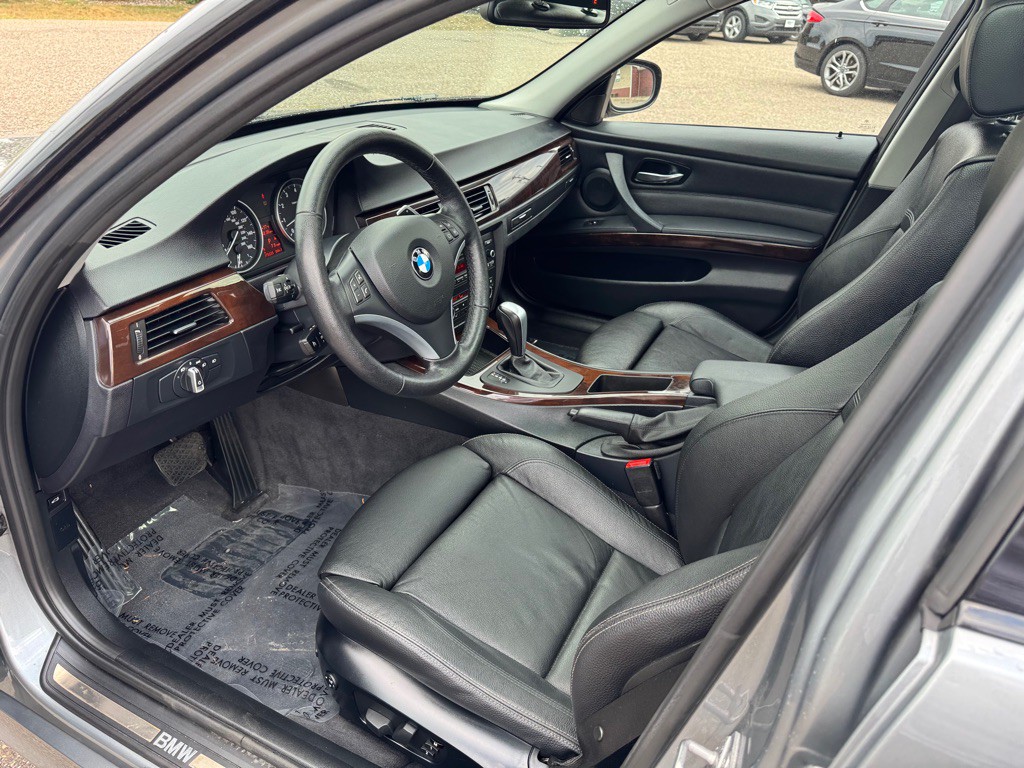 2011 BMW 3 Series Image 14