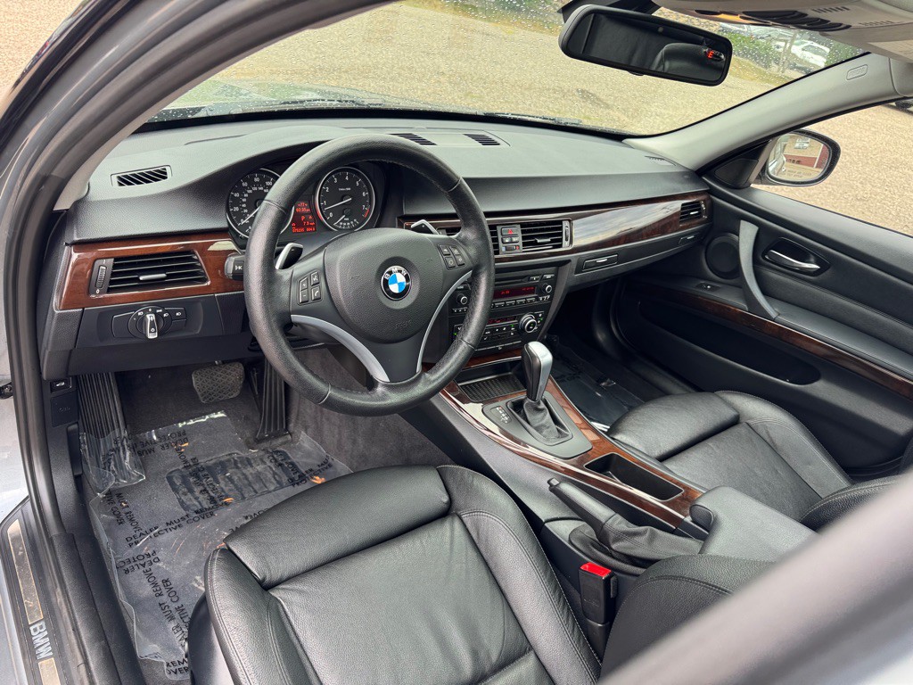 2011 BMW 3 Series Image 15