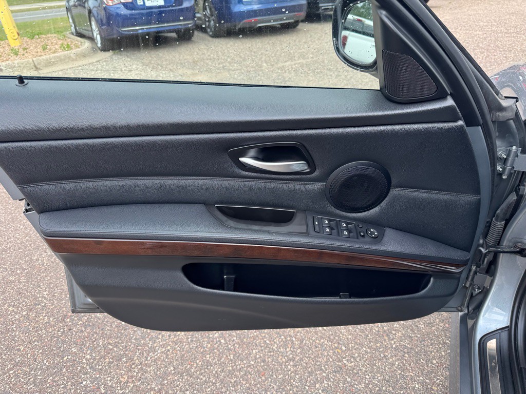 2011 BMW 3 Series Image 16