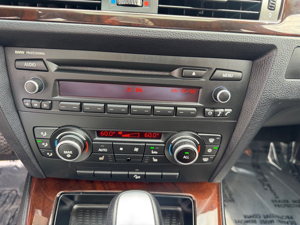 2011 BMW 3 Series Image 32