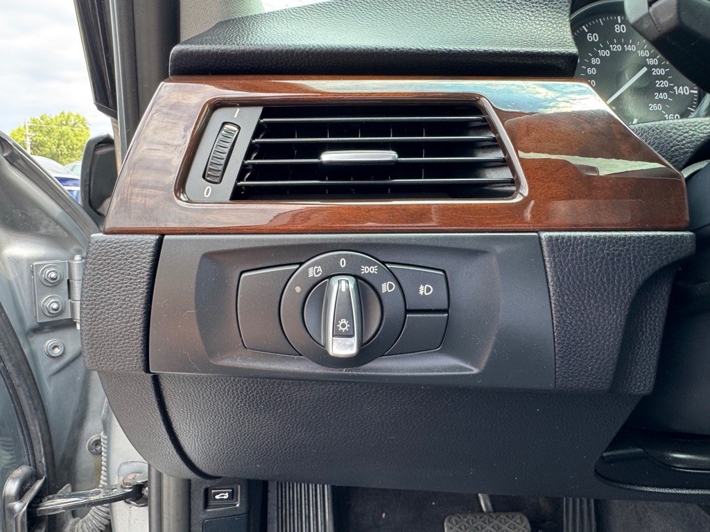 2011 BMW 3 Series Image 35