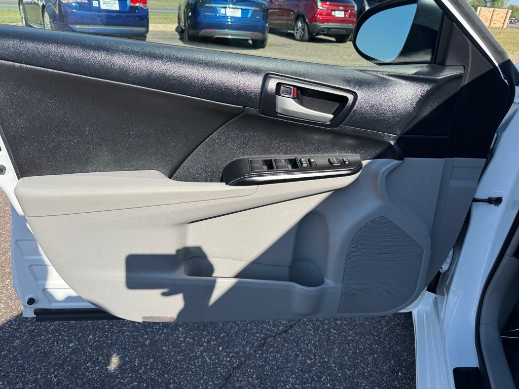 2013 Toyota Camry Image 16
