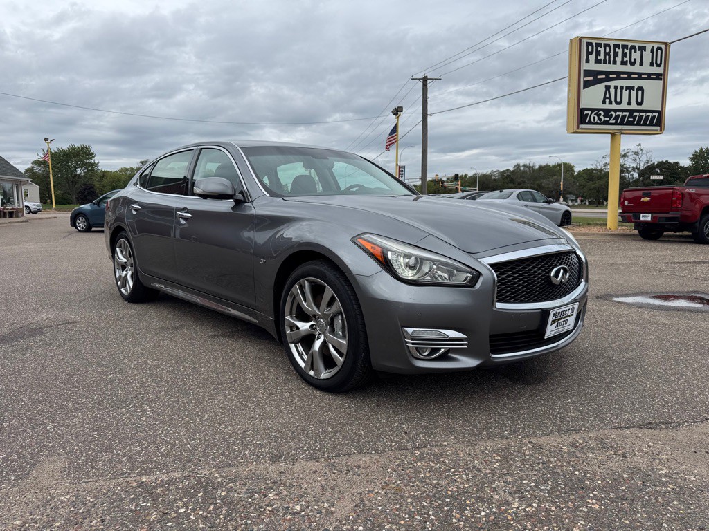 2017 INFINITI Q70 Image 1