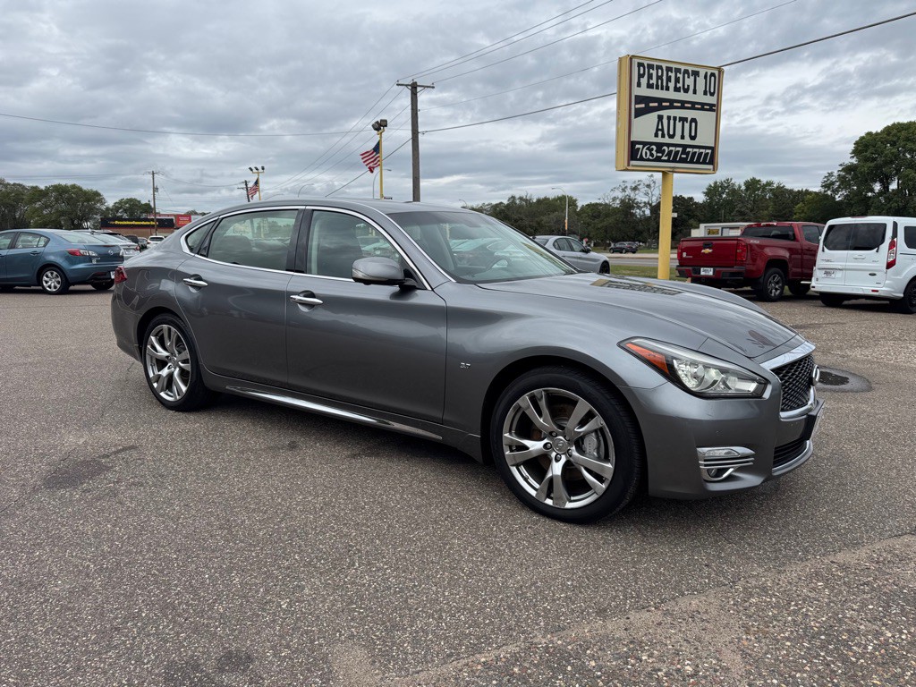2017 INFINITI Q70 Image 2