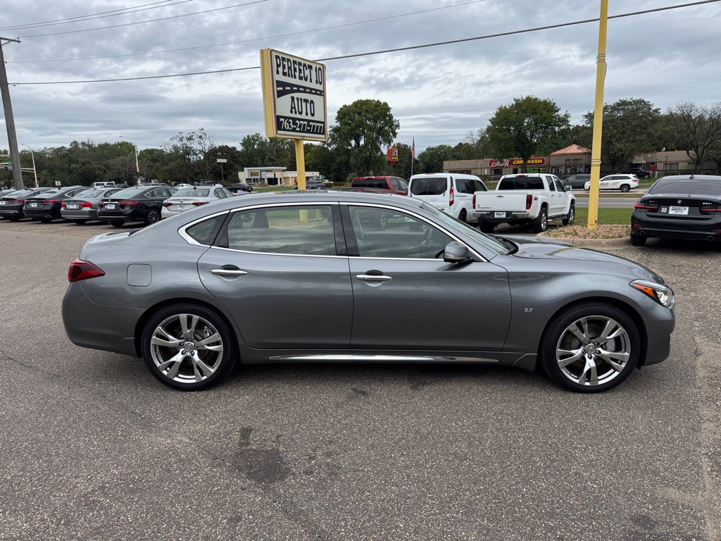2017 INFINITI Q70 Image 3