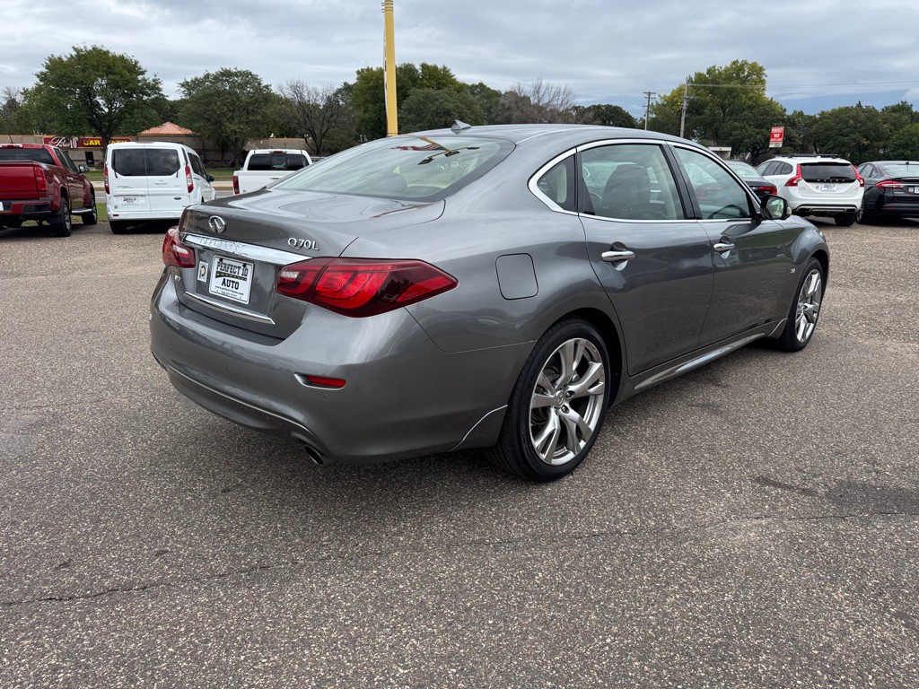 2017 INFINITI Q70 Image 4