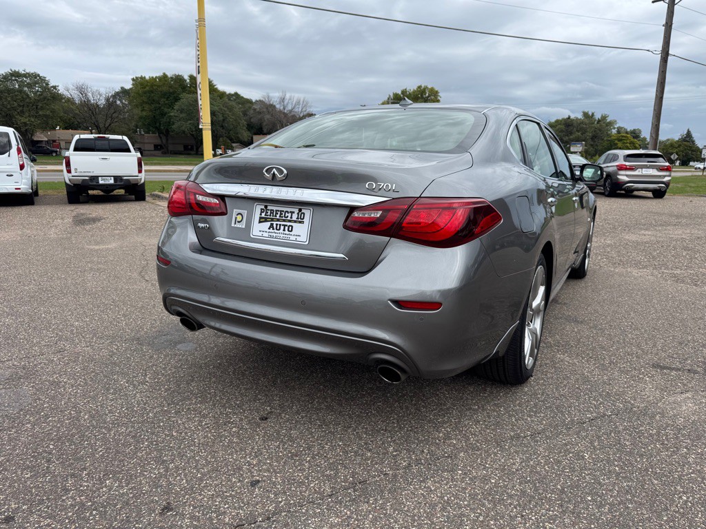 2017 INFINITI Q70 Image 5