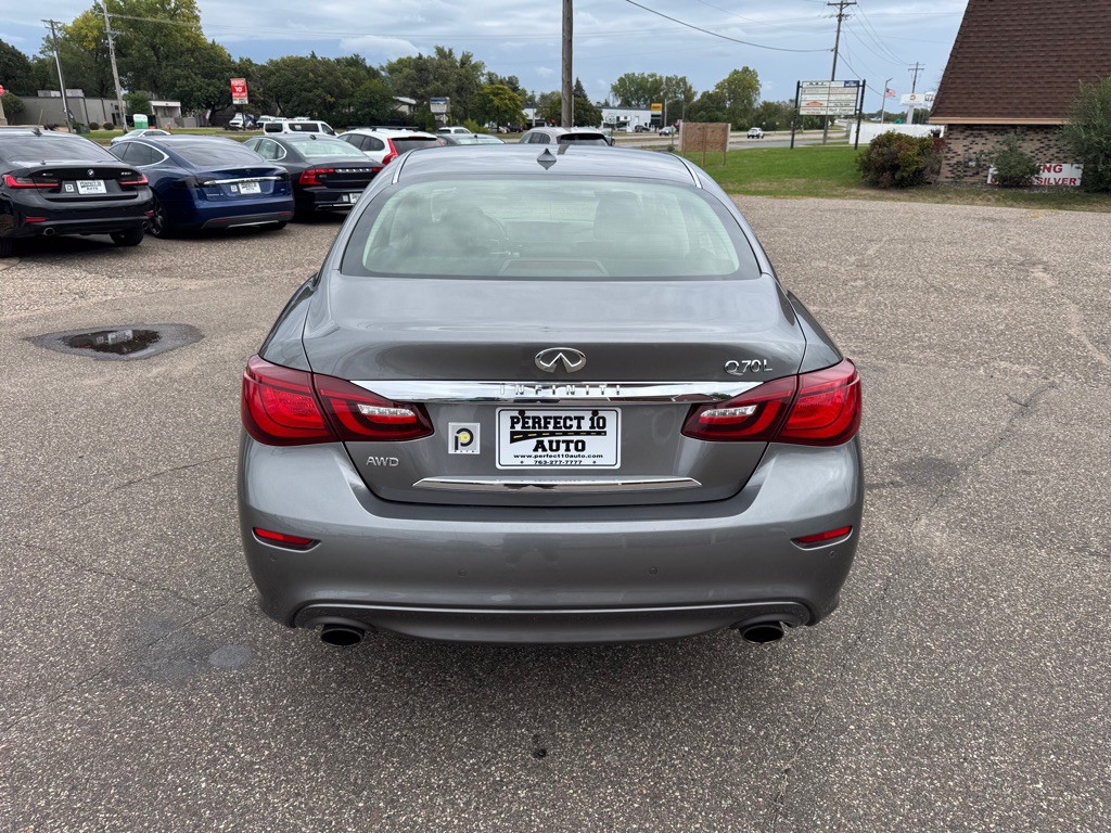 2017 INFINITI Q70 Image 6