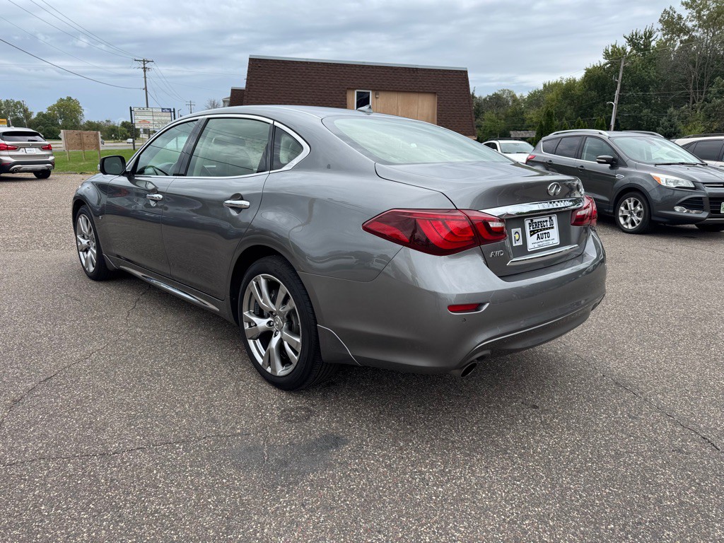2017 INFINITI Q70 Image 7